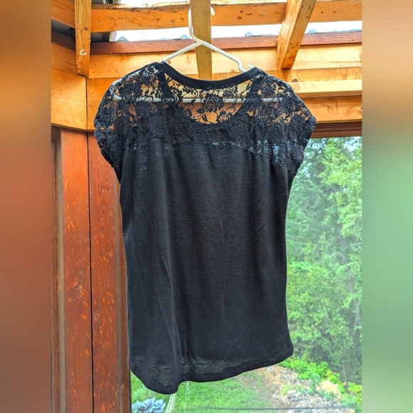 Black tee with lace detail - Picture 2 of 3